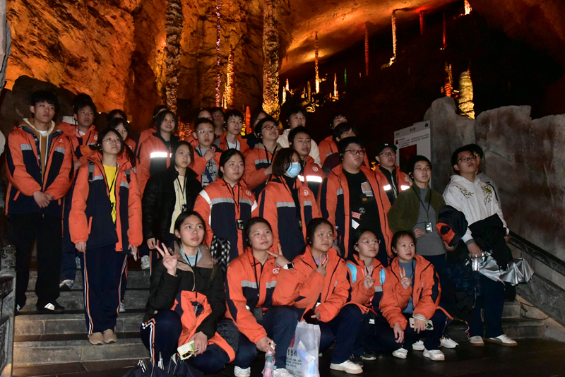 地質(zhì)奇觀與非遺共繪成長畫卷，黃龍洞景區(qū)迎來冬季研學(xué)游熱潮