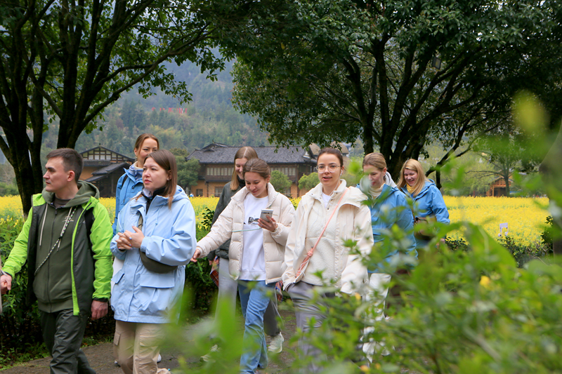 黃龍洞景區(qū)入境游持續(xù)升溫，國(guó)際“朋友圈”不斷擴(kuò)容